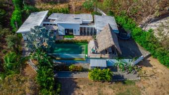 Encantadora propiedad europea con piscina y vista panorámica en comunidad privada cerca de Tamarindo