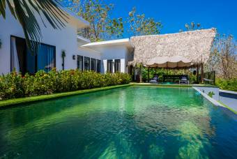 Encantadora propiedad europea con piscina y vista panorámica en comunidad privada cerca de Tamarindo