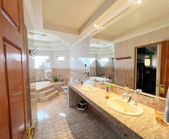 Casa a la venta en Trejos Montealegre en San Rafael de Escazú.