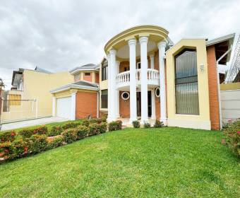 House for sale located in Trejos Montealegre in San Rafael de Escazú.