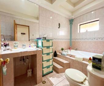 Casa a la venta en Trejos Montealegre en San Rafael de Escazú.