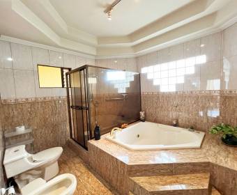 Casa a la venta en Trejos Montealegre en San Rafael de Escazú.