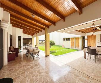 Casa a la venta en Trejos Montealegre en San Rafael de Escazú.