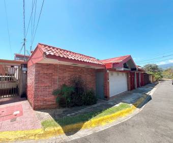 House for sale in open residential located in Heredia.