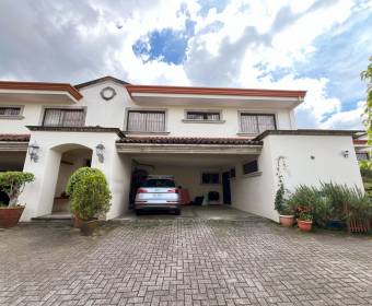 Casa a la venta en condominio ubicado en Guayabos de Curridabat.