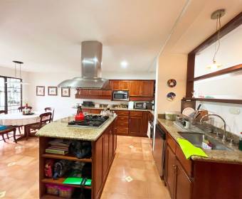 Casa a la venta en condominio ubicado en Guayabos de Curridabat. Casa a la venta en condominio ubicado en Guayabos de Curridabat.