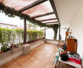 Casa a la venta en condominio ubicado en Guayabos de Curridabat. Casa a la venta en condominio ubicado en Guayabos de Curridabat.