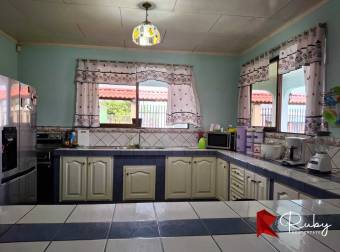 ¡Espacio, comodidad y versatilidad en el corazón de Guápiles! 