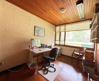 Casa a la venta en Pinares de Curridabat.