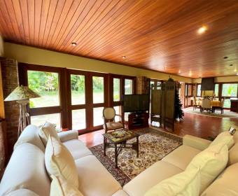 Casa a la venta en Pinares de Curridabat.