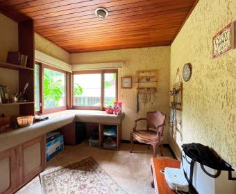 Casa a la venta en Pinares de Curridabat.