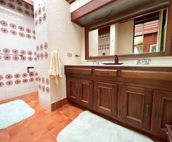 Casa a la venta en Pinares de Curridabat.