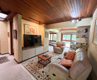 Casa a la venta en Pinares de Curridabat.