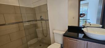 Se alquila espacioso apartamento en Piedades Santa Ana 25-1871