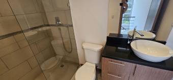 Se alquila espacioso apartamento en Piedades Santa Ana 25-1871