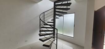 Se alquila espacioso apartamento en Piedades Santa Ana 25-1871