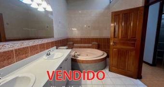 Escazu casa en alquiler $2.000 /1 piso, jardin, terraza