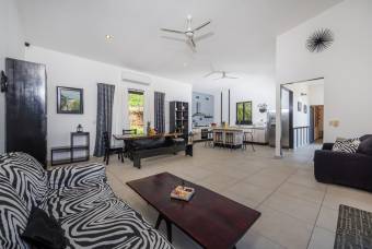 Villa de estilo europeo con piscina en Tamarindo