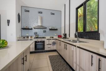 Villa de estilo europeo con piscina en Tamarindo