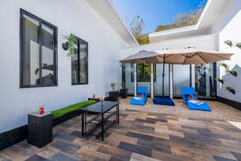 Villa de estilo europeo con piscina en Tamarindo