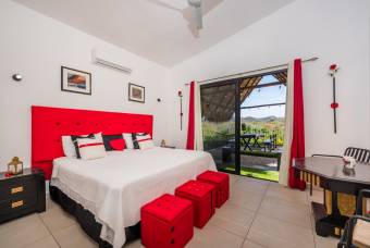 Villa de estilo europeo con piscina en Tamarindo