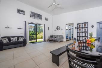 Villa de estilo europeo con piscina en Tamarindo