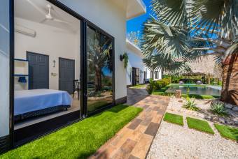 Villa de estilo europeo con piscina en Tamarindo