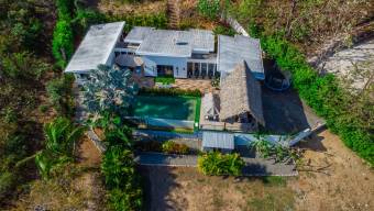 Villa de estilo europeo con piscina en Tamarindo