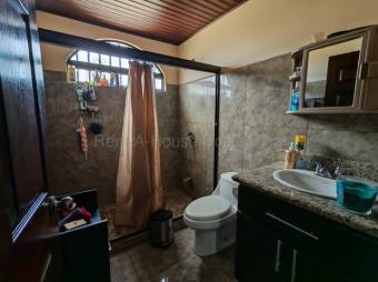 MLS-26-1577 LS VENTA CASA CON 2 APARTAMENTOS SAN JOSE ALAJUELA CONTACTENOS # 86127562