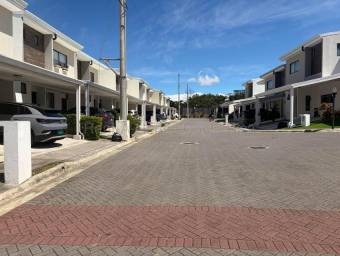 Casa en Condominio, en venta en Heredia.