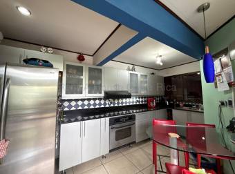 Venta de Amplia casa de 5 Habitaciones en Mercedes Norte de Heredia 26-1903