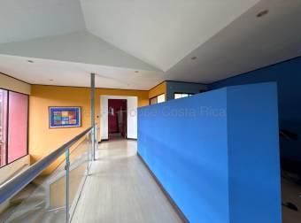 Venta de Amplia casa de 5 Habitaciones en Mercedes Norte de Heredia 26-1903