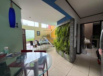 Venta de Amplia casa de 5 Habitaciones en Mercedes Norte de Heredia 26-1903