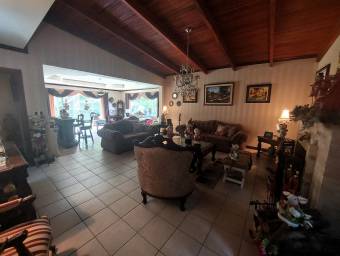 Se vende casa con patio en Moravia San José 26-783