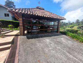 Se vende casa con patio en Moravia San José 26-783