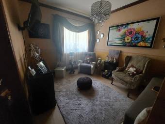 Se vende casa con patio en Moravia San José 26-783