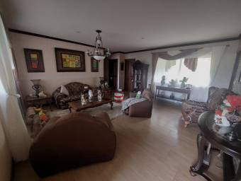 Se vende casa con patio en Moravia San José 26-783