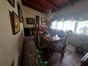 Se vende casa con patio en Moravia San José 26-783