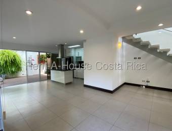 Se alquila casa en Piedades Santa Ana 26-1471
