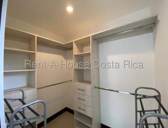 Se alquila casa en Piedades Santa Ana 26-1471
