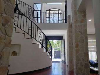 Se alquila casa en Piedades Santa Ana 26-1274
