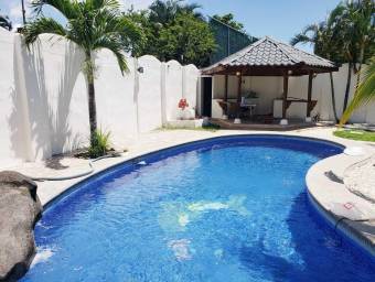 Se alquila casa en Piedades Santa Ana 26-1274