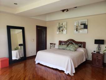 Se alquila casa en Piedades Santa Ana 26-1274