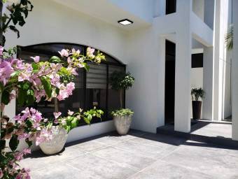 Se alquila casa en Piedades Santa Ana 26-1274