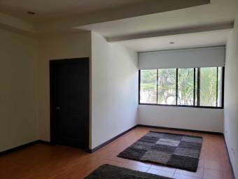 Se alquila casa en Piedades Santa Ana 26-1274