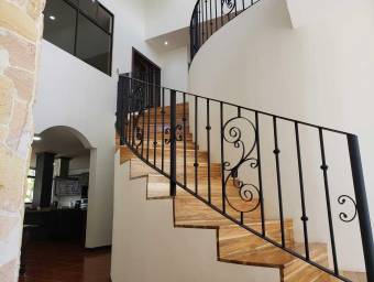 Se alquila casa en Piedades Santa Ana 26-1274