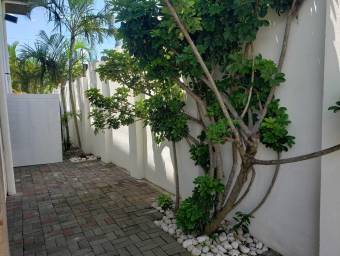 Se alquila casa en Piedades Santa Ana 26-1274