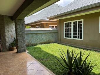 Casa en alquiler en la Guácima con apartamento y amplio jardín #26-1890 GS