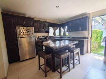 Casa en venta esquinera en Turrúcares con seguridad y 4 parqueos #26-1882 GS
