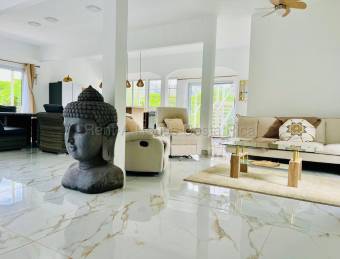 Venta quinta moderna con vista a montañas y gran terreno natural #26-1915 GS